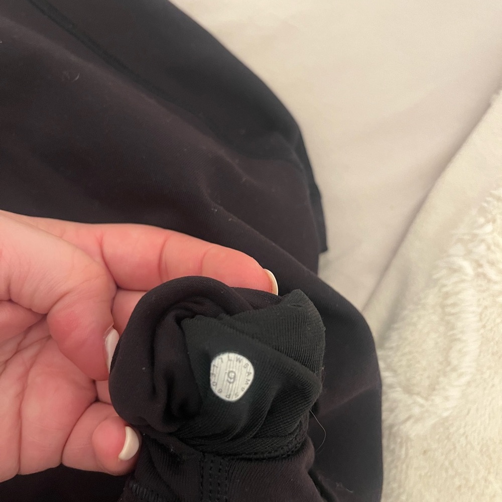 Size 6 Wonder under lulu lemon leggings